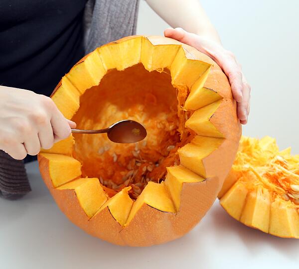 Ist das fädige Innere entfernt, geht's ans Auskratzen: Mit dem Löffel Fruchtfleisch und Kerne gründlich herauskratzen &ndash; auch aus dem Deckel! Soll der Kürbis drinnen stehen, möglichst gründlich auskratzen, sonst schimmelt&rsquo;s! Steht er draußen, mehr Fleisch dranlassen, so ist er vor der Witterung geschützt. Tipp: Auf der Seite, die das Gesicht bekommen soll, etwas mehr Fleisch wegkratzen. Das erleichtert später das Ausschneiden.