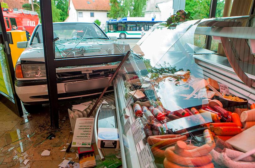 Die Rentnerin hatte die Kontrolle über ihr Auto verloren und war durch die Glastür der Metzgerei gekracht.