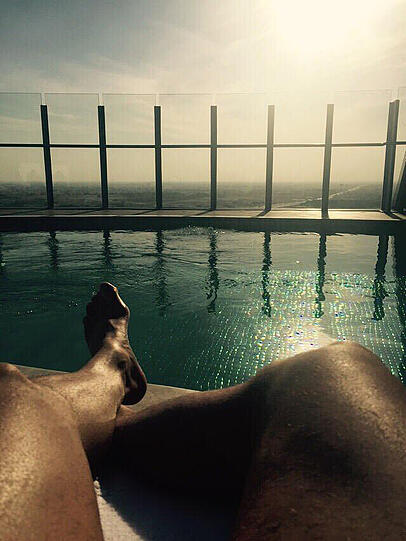 Sonnenbaden am Pool: Mario Gotze nutzte die freien Stunden um zu plantschen.