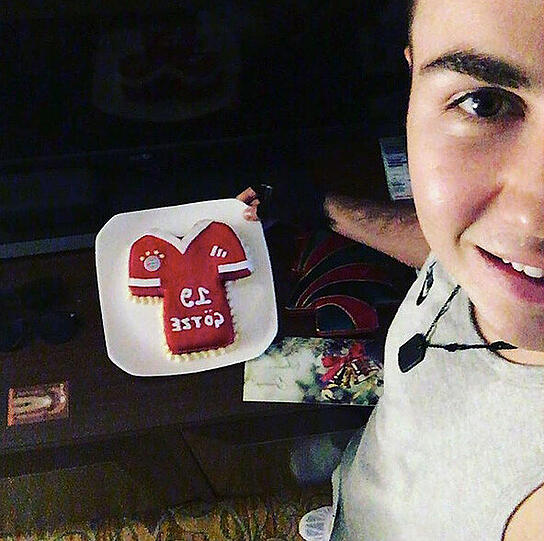 Auch Mario Götze zieht es in der Winterpause in die Sonne. Er freut sich nach dem Einchecken in einem Hotel in Dubai über dieses nette Begrüßungsgeschenk.
