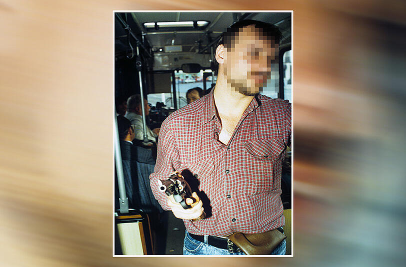 Der Entführer Dieter Degowski steht am 17.08.1988 in einem gekaperten Bus in Bremen. Degowski kann auf baldige Entlassung zur Bewährung hoffen. Foto: Thomas Wattenberg/Archiv