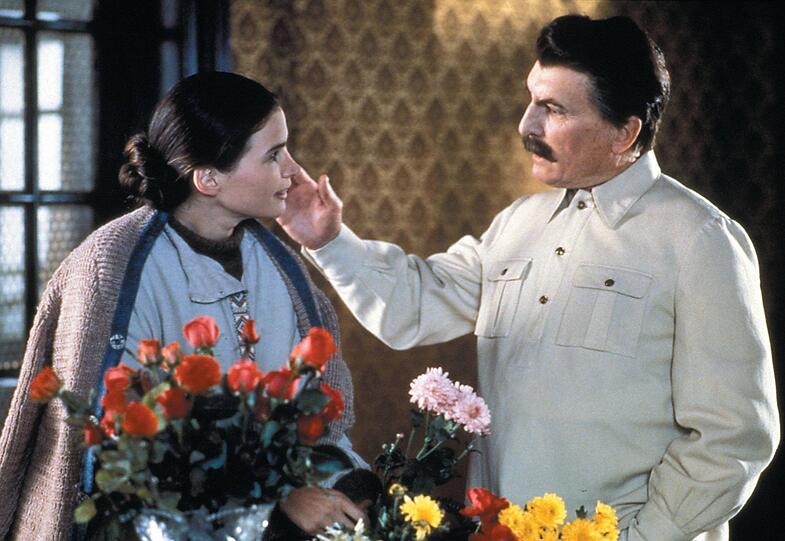Eine Filmszene: Julia Ormond spielt Nadja Allilujewa und Robert Duvall Josef Stalin.
