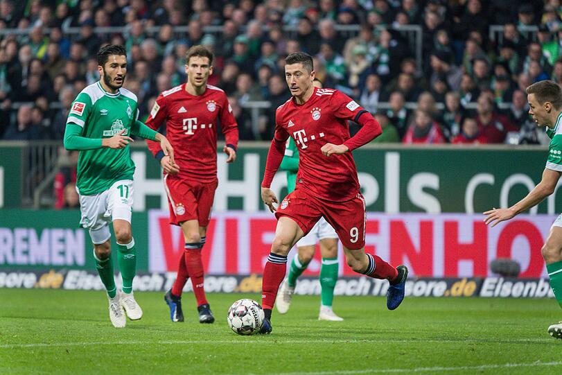 ROBERT LEWANDOWSKI, Note 4: Erste Chance, mit links abgezogen &ndash; Pavlenka lenkte zur Ecke (7.). Vergab eine sichere Gelegenheit zum 2:1, als er per Dropkick drüber schoss. Gegen Benfica mit zwei starken Kopfballtoren, aber &bdquo;parterre&ldquo; derzeit unglücklich. Arbeitete immerhin viel nach hinten.