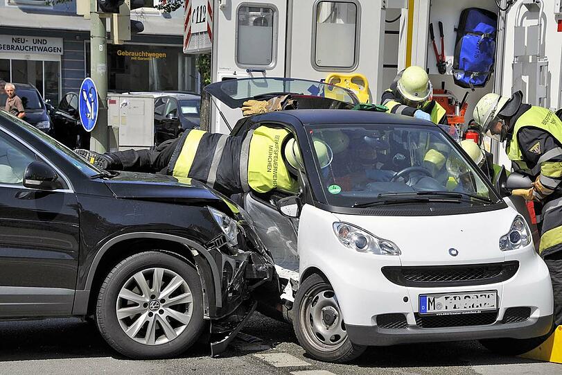 Da hat's einen Smart erwischt: Bei einer Kollision in der Ampfingstraße musste das Opfer aus dem Wrack geschnitten werden.