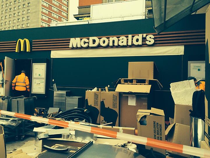 Seltsames Provisorium: Die neue Mc-Donalds-"Außenstelle" wird gerade aufgebaut.