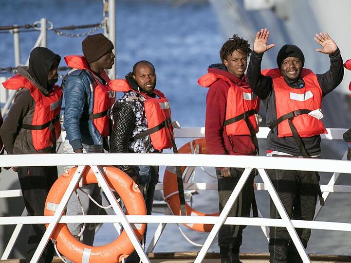 Migranten dürfen nach tagelangem Warten in Malta ein deutsches Rettungsschiff verlassen: dürfen. Zuvor saßen sie auf zwei Schiffen fest, weil Malta und Italien das Anlegen verweigerten.