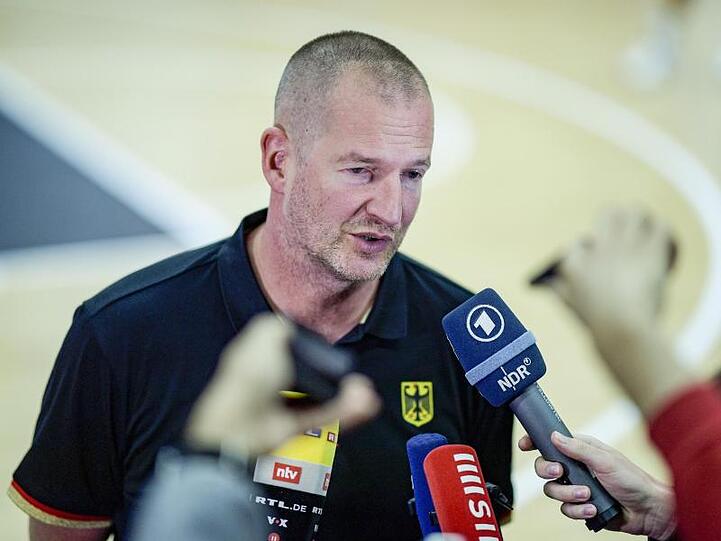 Bundestrainer Henrik Rödl beantwortet beim Medientraining des DBB-Teams Fragen von Journalisten.