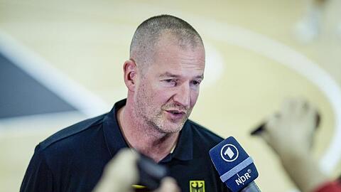 Bundestrainer Henrik Rödl beantwortet beim Medientraining des DBB-Teams Fragen von Journalisten.