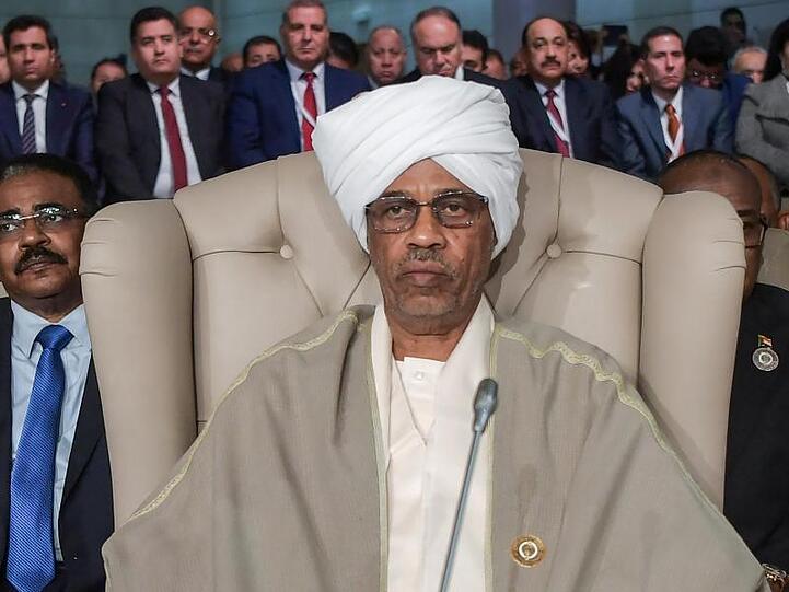 Nur einen Tag nach seiner Vereidigung ist Awad Ibn Auf schon wieder zurückgetreten.