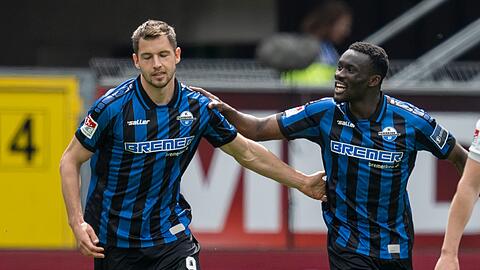 Paderborns Marvin Pieringer (l) jubelt nach seinem Tor zum 2:2 mit Sirlord Conteh.