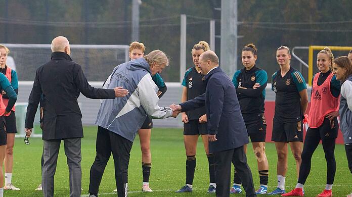 Bundeskanzler Olaf Scholz besuchte die DFB-Frauen beim Training in Frankfurt am Main.