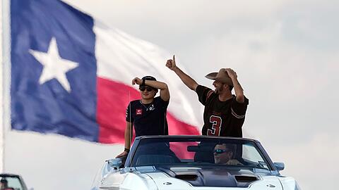Auch Yuki Tsunoda (l) und Daniel Ricciardo fahren weiter zusammen in Red Bulls zweitem Team.
