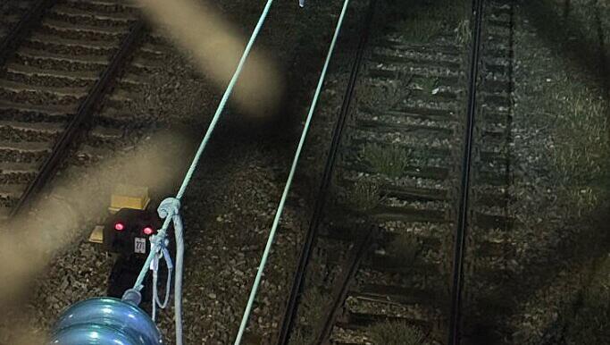 Die Bundespolizei ermittelt wegen der Störung des Bahnverkehrs. Die Bundespolizei ermittelt wegen der Störung des Bahnverkehrs.