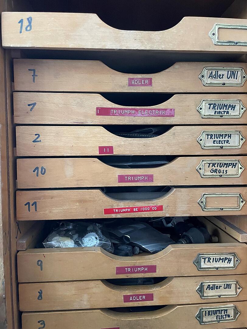 Nostalgischer Holzschrank f&uuml;r Triumph-Ersatzteile.
