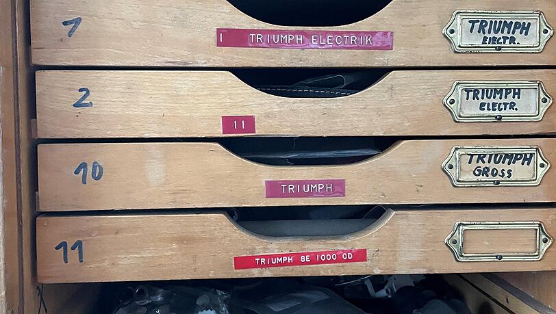 Nostalgischer Holzschrank f&uuml;r Triumph-Ersatzteile.