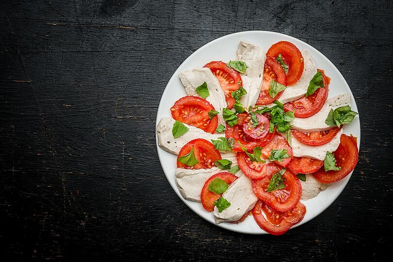 Auf den meisten Käsesorten findet sich eine Prozentangabe zum Fettgehalt. "45 % Fett i. Tr." ist da oft zu lesen, was einen Fettanteil von 45 Prozent in der Trockenmasse bedeutet - und das ist jede Menge. Mozzarella etwa ist ein 45-prozentiger Käse, genauso wie Camembert, Brie, Gorgonzola und viele weitere Sorten. Das macht sie zu richtigen Kalorienbomben. Auf den meisten Käsesorten findet sich eine Prozentangabe zum Fettgehalt. "45 % Fett i. Tr." ist da oft zu lesen, was einen Fettanteil von 45 Prozent in der Trockenmasse bedeutet - und das ist jede Menge. Mozzarella etwa ist ein 45-prozentiger Käse, genauso wie Camembert, Brie, Gorgonzola und viele weitere Sorten. Das macht sie zu richtigen Kalorienbomben.