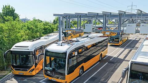 Die Umr&uuml;stung der Busflotten in Deutschland schafft einer Analyse zufolge Tausende Arbeitspl&auml;tze. (Archivbild)
