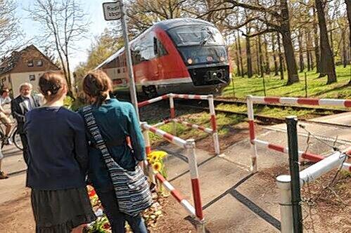 Die Anteilnahme am Tod der 18-jährigen Tamara ist groß. Am Wochenende legten Trauernde Blumen an der Unglücksstelle nieder und zündeten Kerzen an zum Gedenken an das Mädchen.