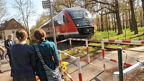 Die Anteilnahme am Tod der 18-jährigen Tamara ist groß. Am Wochenende legten Trauernde Blumen an der Unglücksstelle nieder und zündeten Kerzen an zum Gedenken an das Mädchen. Die Anteilnahme am Tod der 18-jährigen Tamara ist groß. Am Wochenende legten Trauernde Blumen an der Unglücksstelle nieder und zündeten Kerzen an zum Gedenken an das Mädchen.