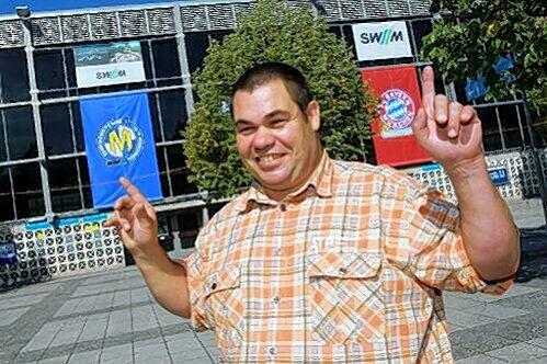 In seiner Halle spielen künftig zwei Vereine - in zwei verschiedenen Sportarten: Betriebsleiter Michael Hölzl vor der Olympia-Eishalle, die sich künftig der EHC München (Eishockey) und der FC Bayern (Basketball) teilen werden.