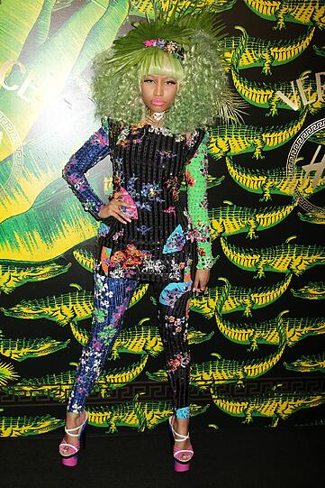 Hier muss man zweimal hinschauen: Die Rapperin Nicki Minaj könnte man glatt mit der Tapete verwechseln.