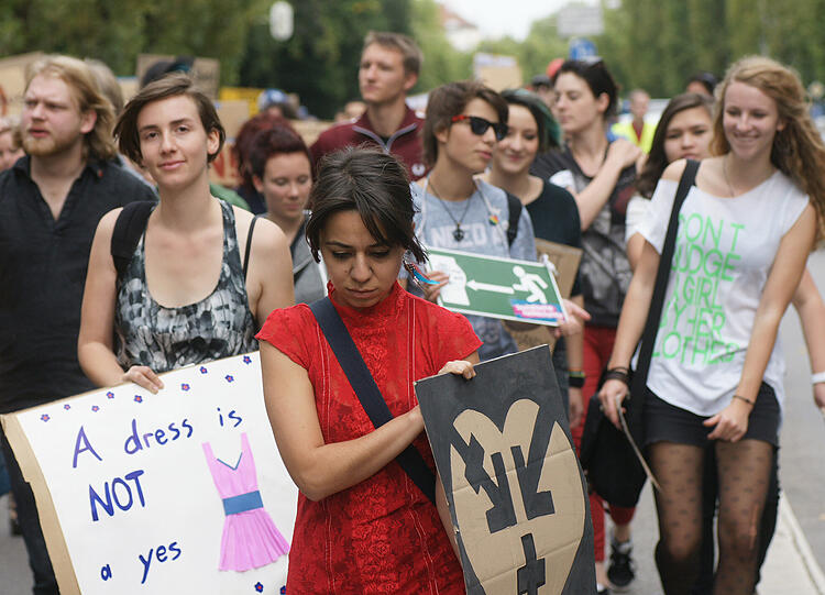 Beim Slutwalk in München haben heute rund 200 Menschen unter dem Motto "Nein heißt Nein" gegen Diskriminierung und Sexismus demonstriert. Sie stellen sich damit gegen sexualisierte Gewalt sowie gegen Vergewaltigungsmythen und -verharmlosungen.