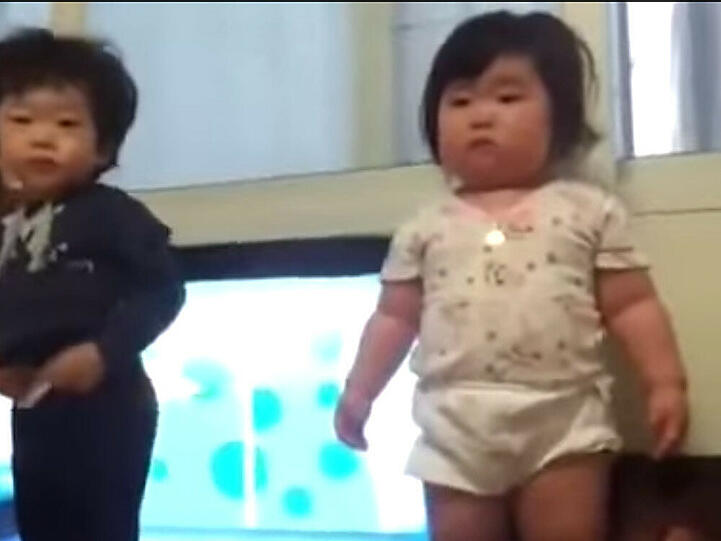 Dieses Baby hat ganz schön viel Spaß beim Tanzen