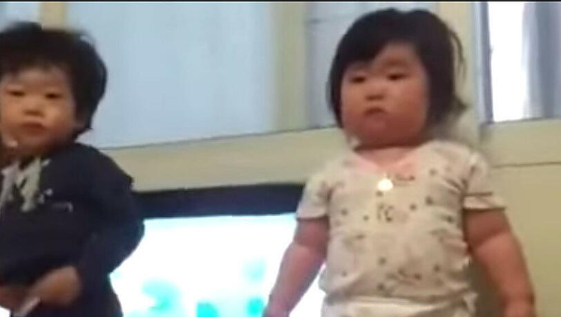 Dieses Baby hat ganz schön viel Spaß beim Tanzen Dieses Baby hat ganz schön viel Spaß beim Tanzen