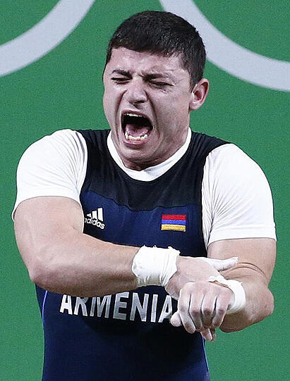 Wieder schlimme Bilder aus Rio: Gewichtheber Andranik Karapetyan kugelt sich den Ellenbogen aus.