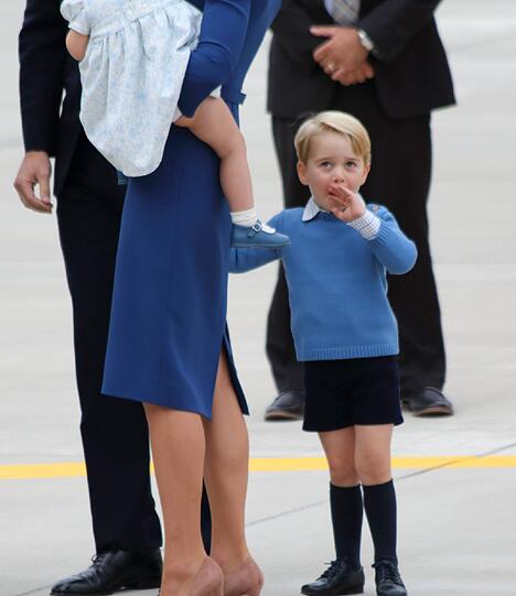 Gäähn: Der dreijährige George ist ganz schön müde vom Flug.