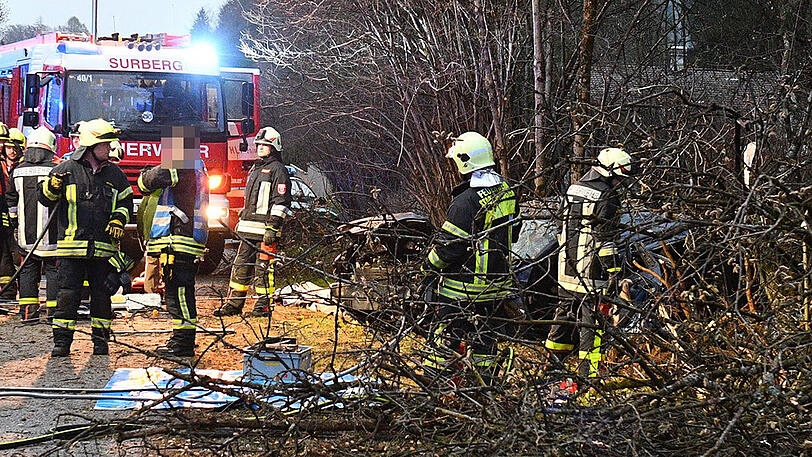 Der Fahrer musste aus dem Fahrzeugwrack geborgen werden - der Beifahrer überlebte den Unfall nicht.