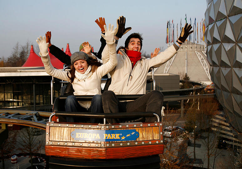 Auch im Winter einen Besuch wert ist der Europapark Rust, wo die Achterbahn Euromir auch bei Schneetreiben läuft.