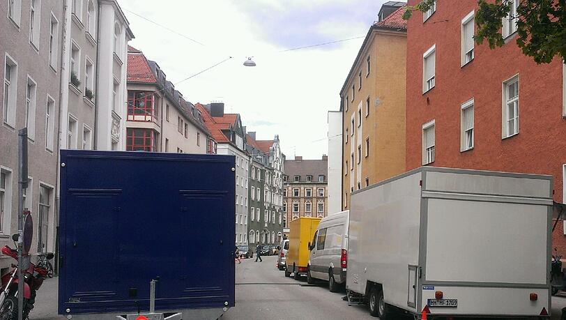 Zugeparkt: Dreh-Fahrzeuge in der Anglerstraße. Zugeparkt: Dreh-Fahrzeuge in der Anglerstraße.