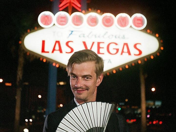 ...Joko lässt in Las Vegas die Sau raus und muss seinen Ton-Mann in einer Elvis-Kapelle heiraten.