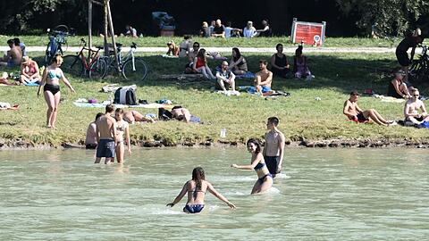 AZ-Leser Djordje Matkovic hat sich gewundert, warum so viele Menschen baden &ndash; und dieses Foto gemacht.