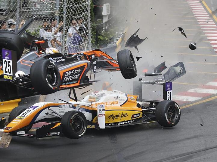 Sophia Flörsch (o) bei ihrem folgenschweren Crash in Macao.