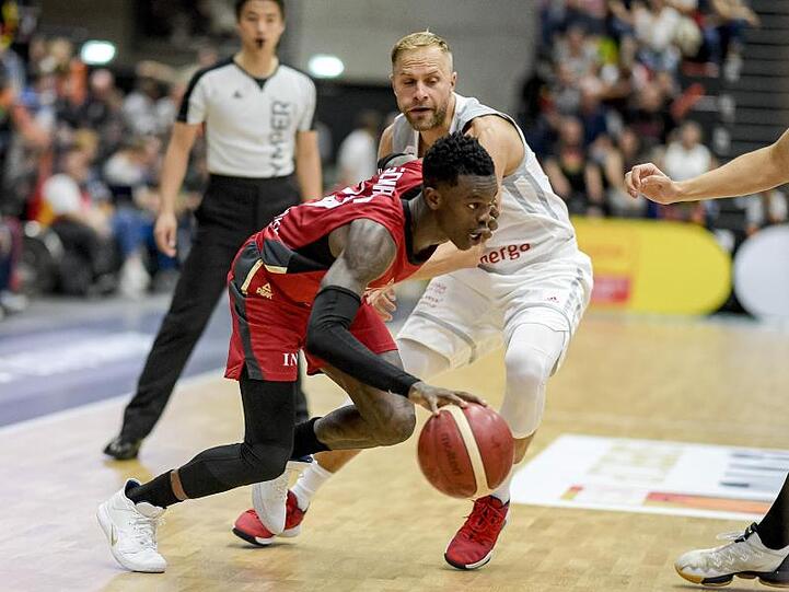 Die Basketballer um Dennis Schröder (l) wollen bei der WM möglichst überraschen.
