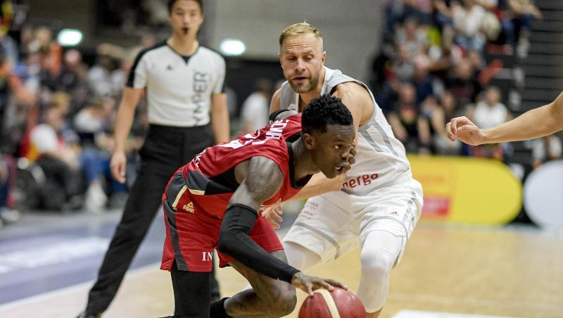 Die Basketballer um Dennis Schröder (l) wollen bei der WM möglichst überraschen. Die Basketballer um Dennis Schröder (l) wollen bei der WM möglichst überraschen.