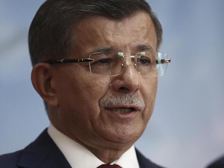 Ahmet Davutoglu, früherer Premierminister der Türkei, erklärt während einer Pressekonferenz seinen Austritt aus der Regierungspartei AKP von Präsident Erdogan.