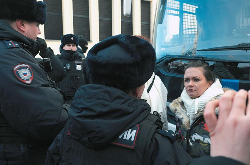 Maria ist die Frau eines russischen Frontkämpfers. Sie gehört zu den wenigen, die es wagen, öffentlich gegen Putins Kriegspolitik zu protestieren. Maria ist die Frau eines russischen Frontkämpfers. Sie gehört zu den wenigen, die es wagen, öffentlich gegen Putins Kriegspolitik zu protestieren.