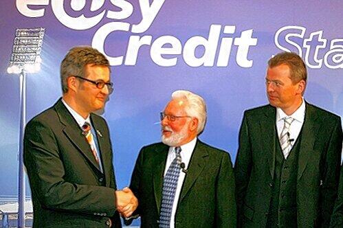 Namenstaufe im Februar 2006: Teambank-Chef  Theophil Graband, Ex-Boss Michael A. Roth und OB Ulrich Maly.