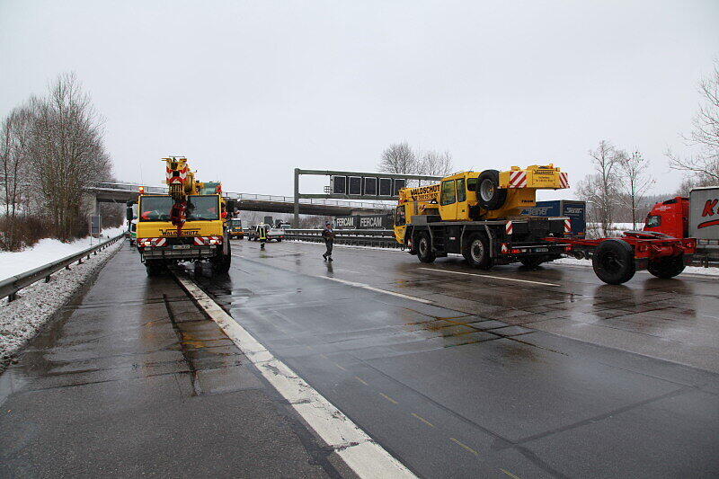 Schwerer Lkw-Unfall auf der A 8 in Richtung Salzburg: Die Bilder