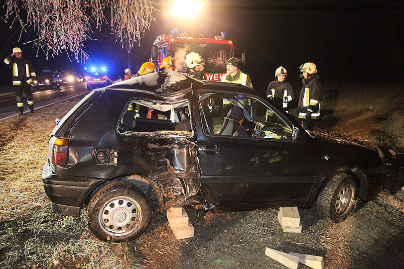 Glatteis auf der B12 (Nähe Ecksberger Berg): Ein junger Mann schlittert aus einer langezogenen Rechtskurve und prallt gegen einen Baum. Mit schwerem Gerät befreit die Feuerwehr den eingeklemmten Fahrer. Die Bilder vom Unfall.