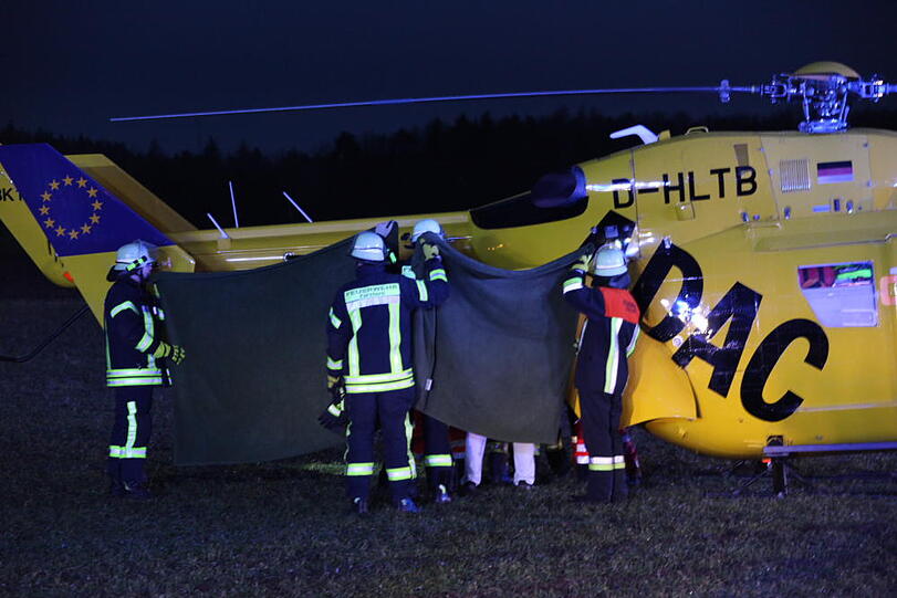 In Forstinning wurde eine Frau angefahren und schwer verletzt - Bilder von der Unfallstelle