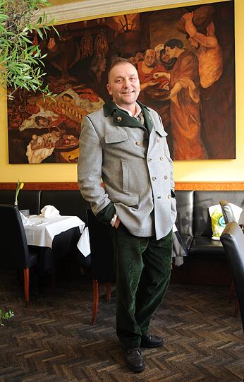 &bdquo;EIN WIRT ERSETZT DEN PSYCHOLOGEN&ldquo; - 
Seit 16 Jahren führt Thomas Schmid das &bdquo;Tizian&ldquo; in der Maxburg, und mit den Menschen in allen Lebenslagen zu reden, das ist sein täglich Brot. 
&bdquo;Der Gastronom ersetzt den Psychologen&ldquo;, meint der 51-Jährige, der für die CSU auf Platz 15 in den Stadtrat strebt: &bdquo;Da erfahren Sie viel über die Menschen, was sie bewegt und was in München passiert.&ldquo;
Schmid ist verheiratet, der jüngste Sohn ist ein Jahr alt. 
&bdquo;Wenn der Kleine glücklich ist, dann gibt es kaum etwas anderes, was dies aufwiegt.&ldquo;