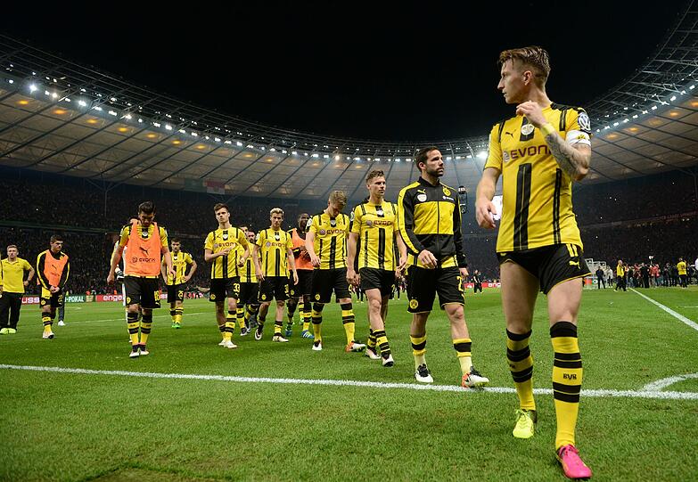 Schwerer Gang: Die BVB-Profis vor der Siegerehrung.