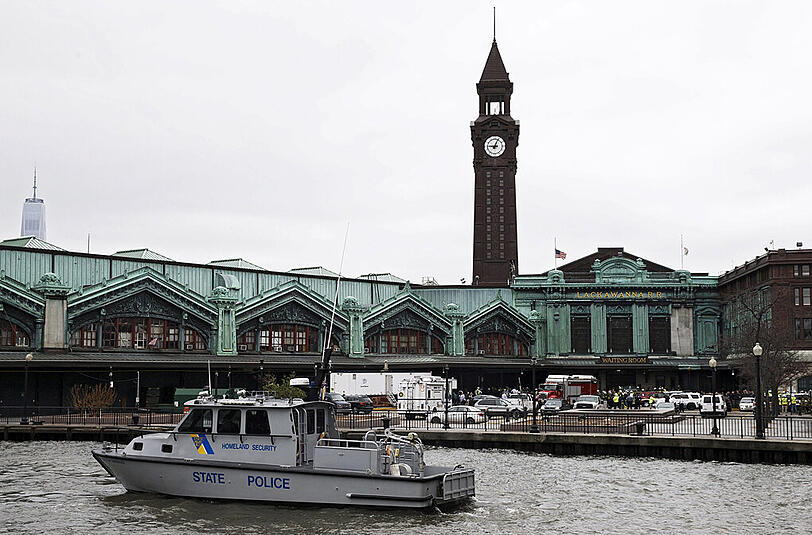 Der Bahnhof von Hoboken wurde bei dem Zugunglück großflächig zerstört. Die Bilder vom Unfallort.