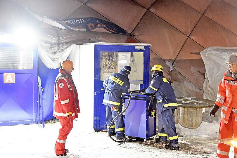 Die Traglufthalle steht auf freiem Feld ungeschützt vor dem Frost.
