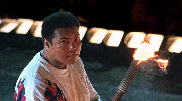 "Meine linke Hand zitterte wegen Parkinson, die rechte vor Angst", sagt Muhammad Ali, der 1996 das Olympische Feuer entfacht.