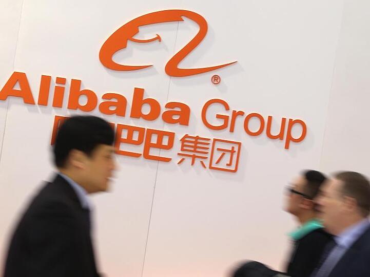 Der chinesische Internetkonzern Alibaba setzt beim Cloud-Geschäft zur Aufholjagd zu Amazon an.